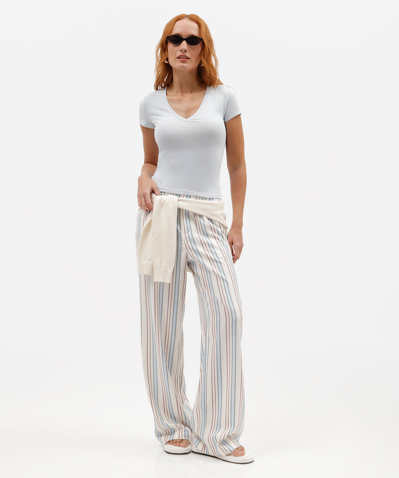 camiseta básica feminina de algodão com decote v azul