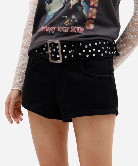 short curto feminino jeans com cinto e tachas preto
