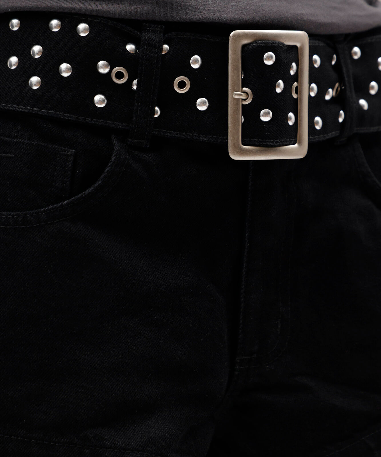 short curto feminino jeans com cinto e tachas preto