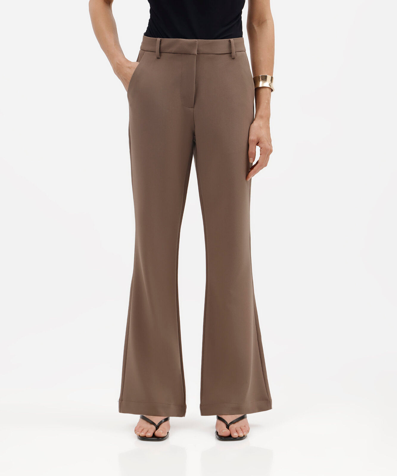 calça flare feminina de alfaiataria marrom