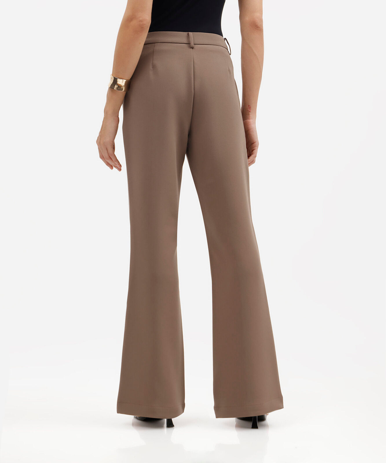 calça flare feminina de alfaiataria marrom