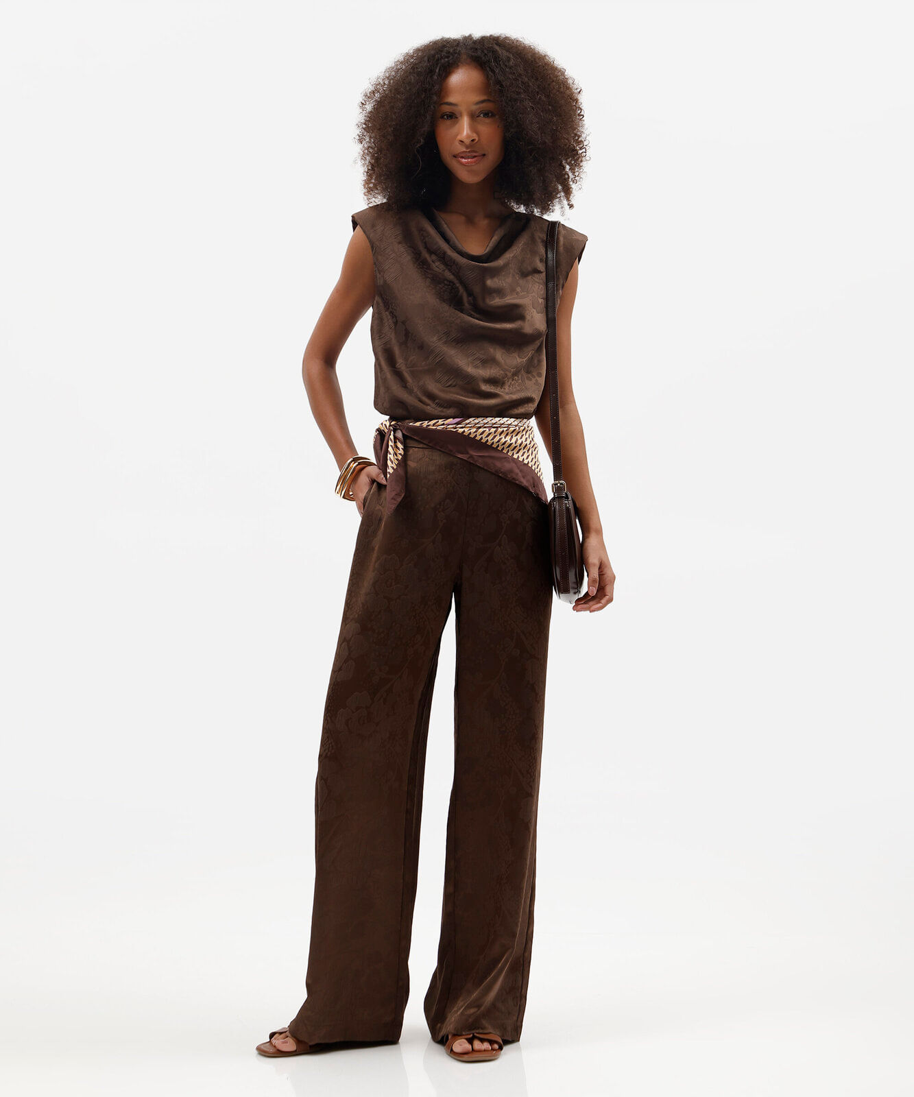 calça wide leg feminina de jacquard cós elástico acetinada floral marrom
