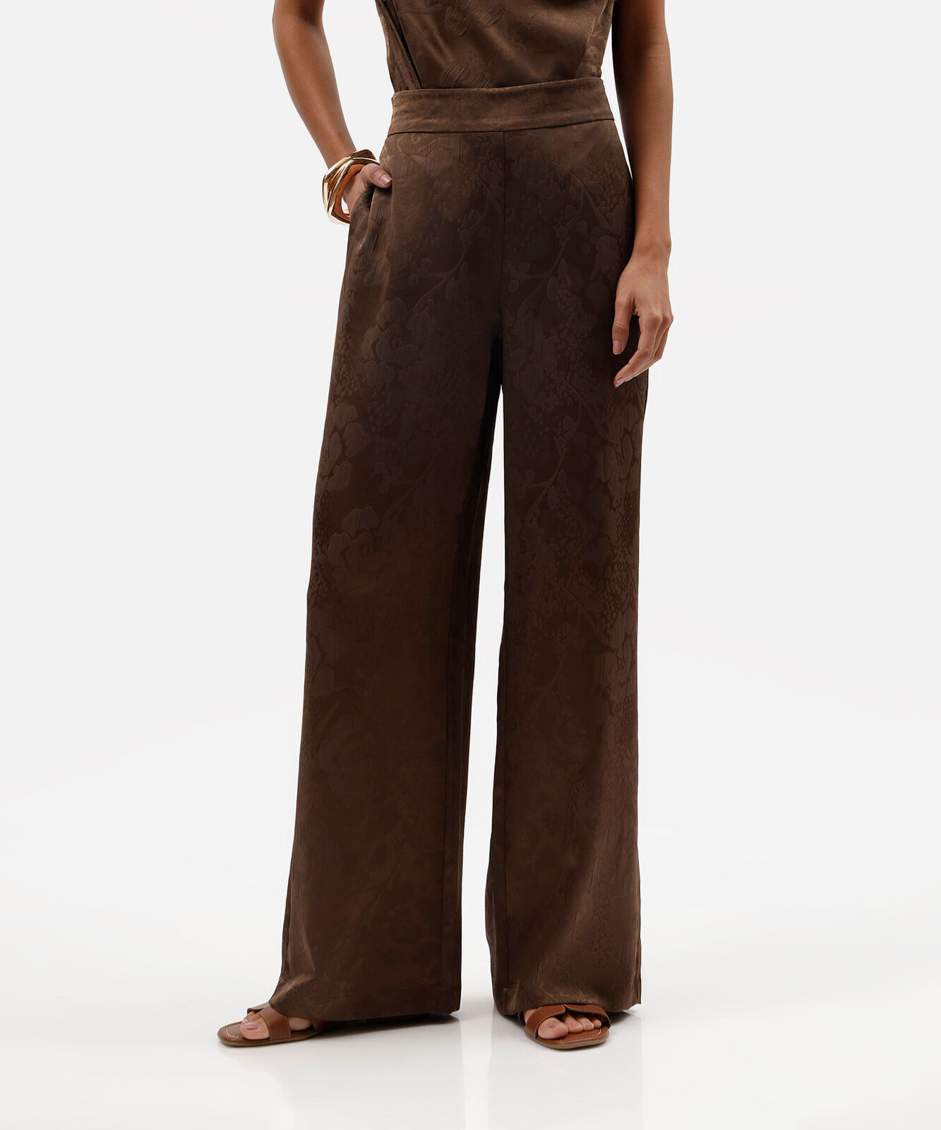calça wide leg feminina de jacquard cós elástico acetinada floral marrom