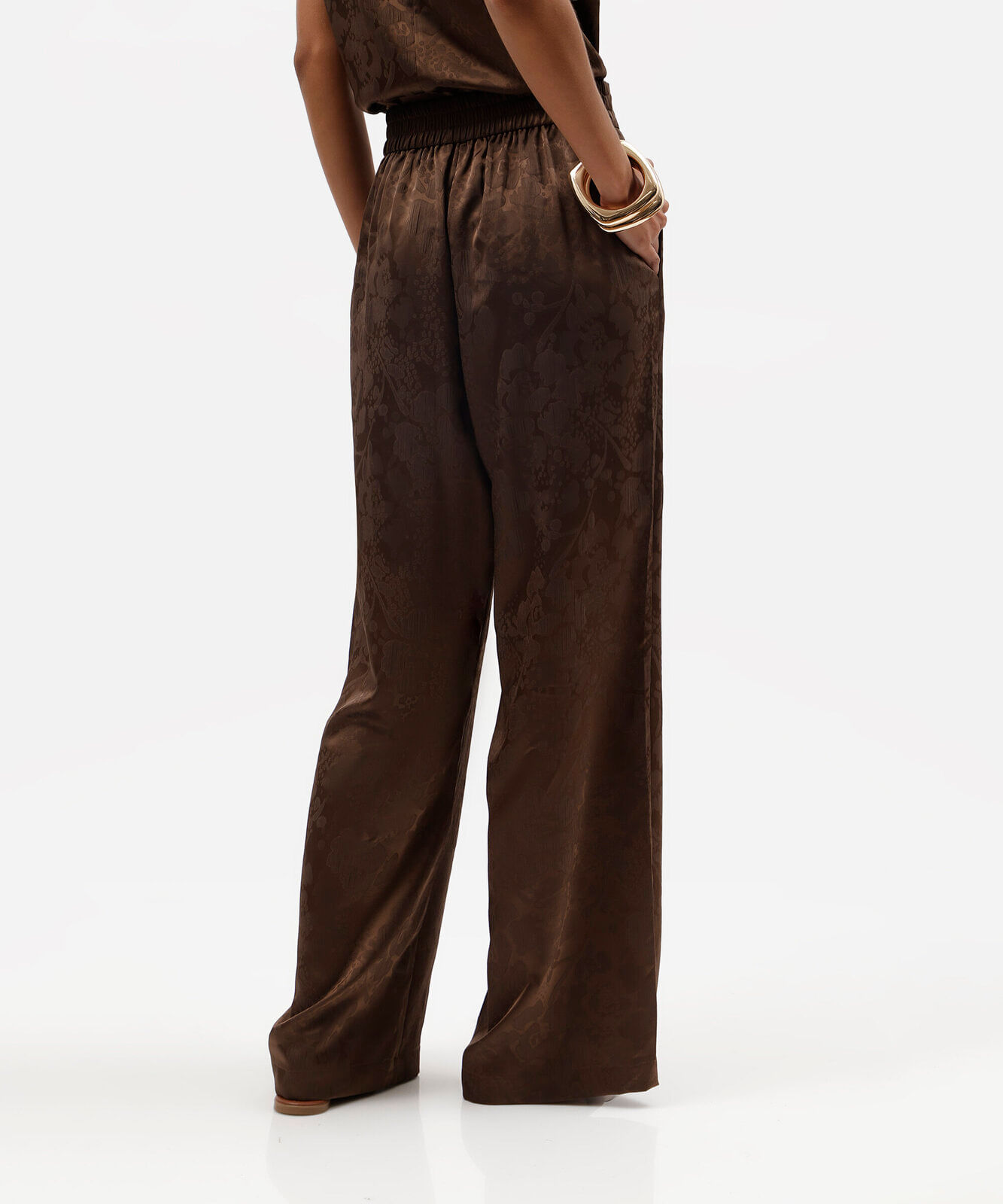 calça wide leg feminina de jacquard cós elástico acetinada floral marrom