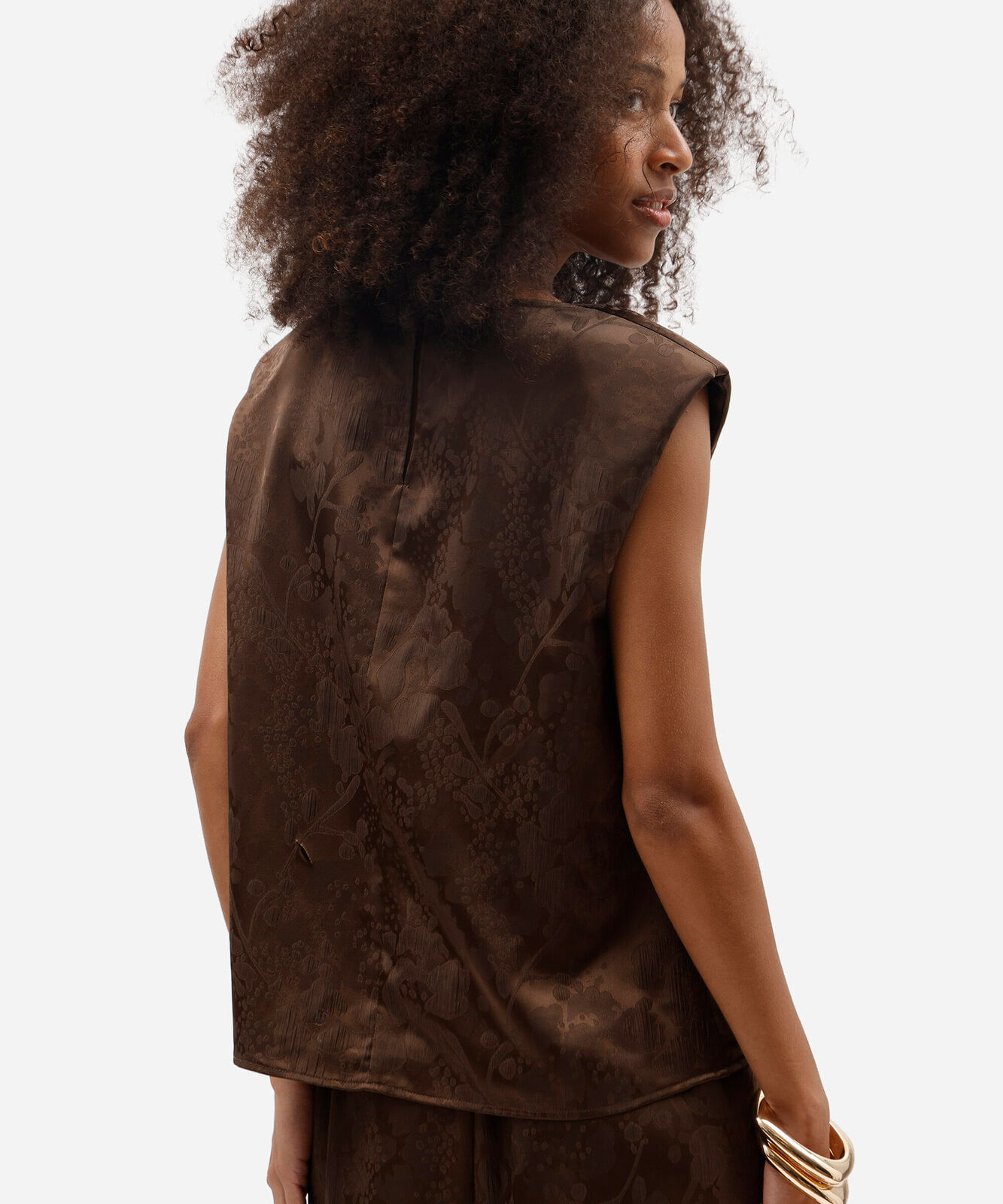 blusa feminina de jacquard decote degagê floral acetinada marrom