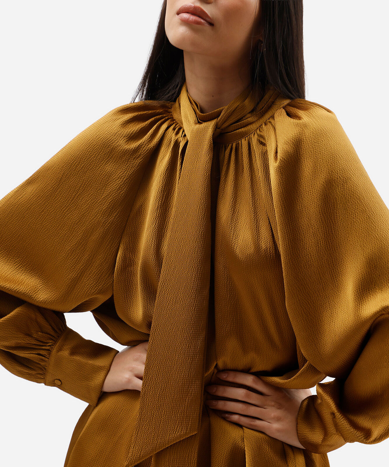 vestido curto feminino gola laço manga longa acetinado dourado