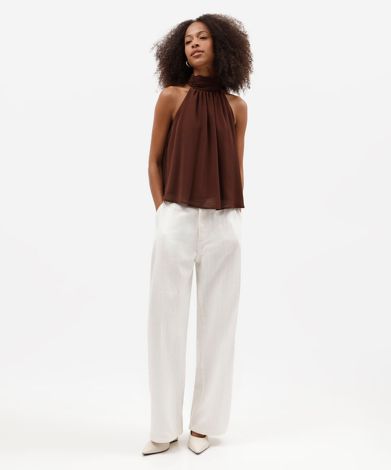blusa feminina gola alta texturizada marrom