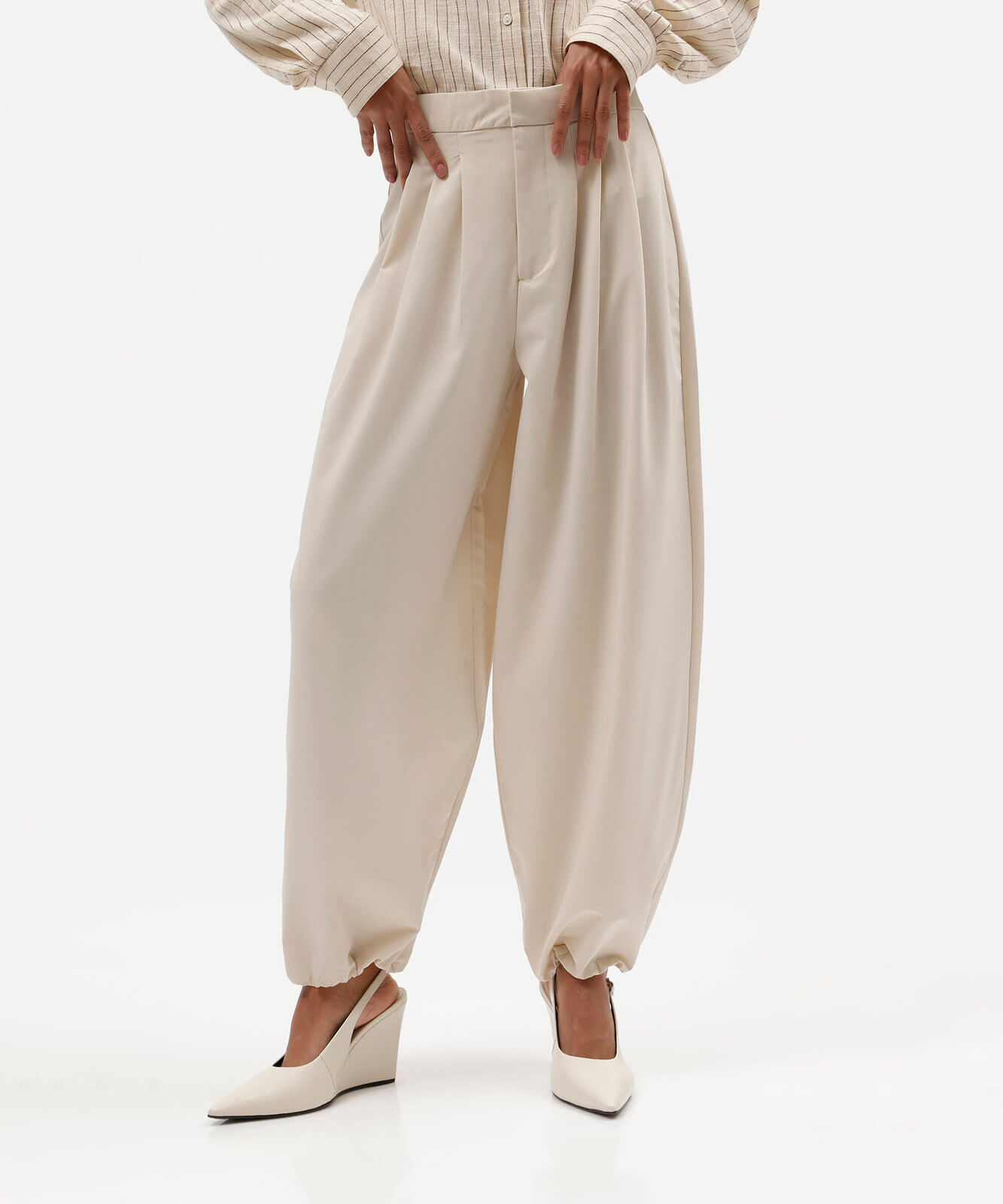 calça aladim feminina com pregas cintura alta off white