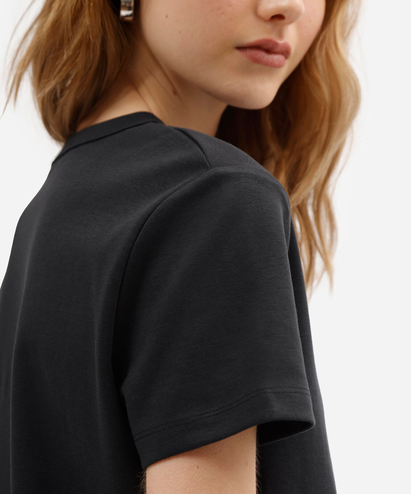 camiseta feminina de manga curta em malha ponto roma preta