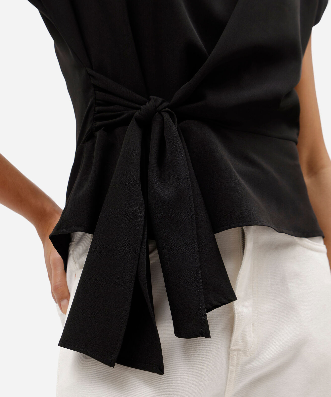 blusa feminina com amarração manga curta preta