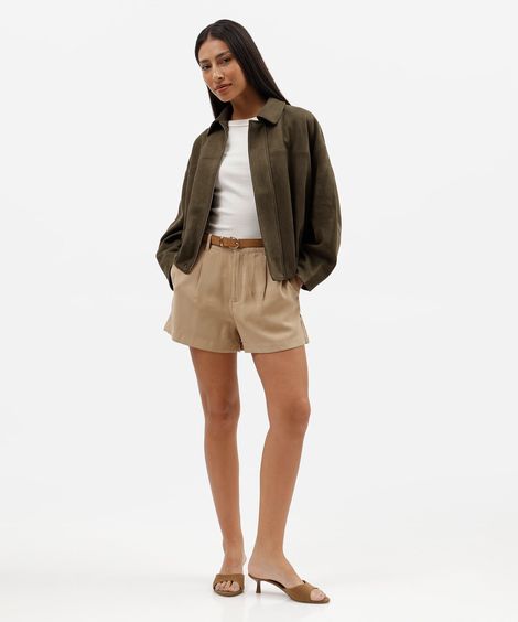 short feminino com pregas e cinto bege