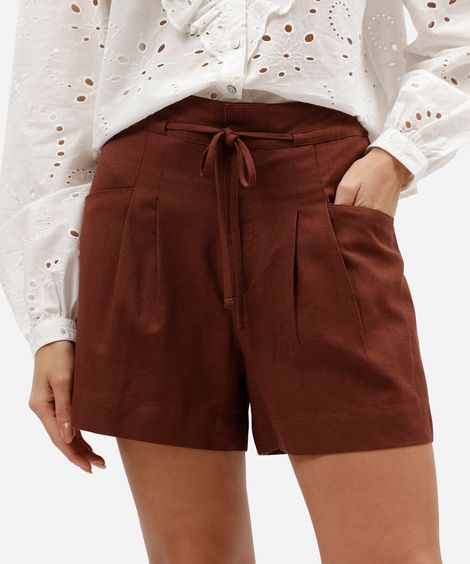 short feminino com linho e pregas marrom