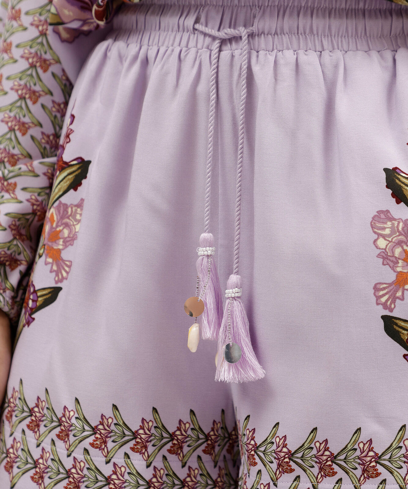 short feminino de viscose cós elástico floral lilás