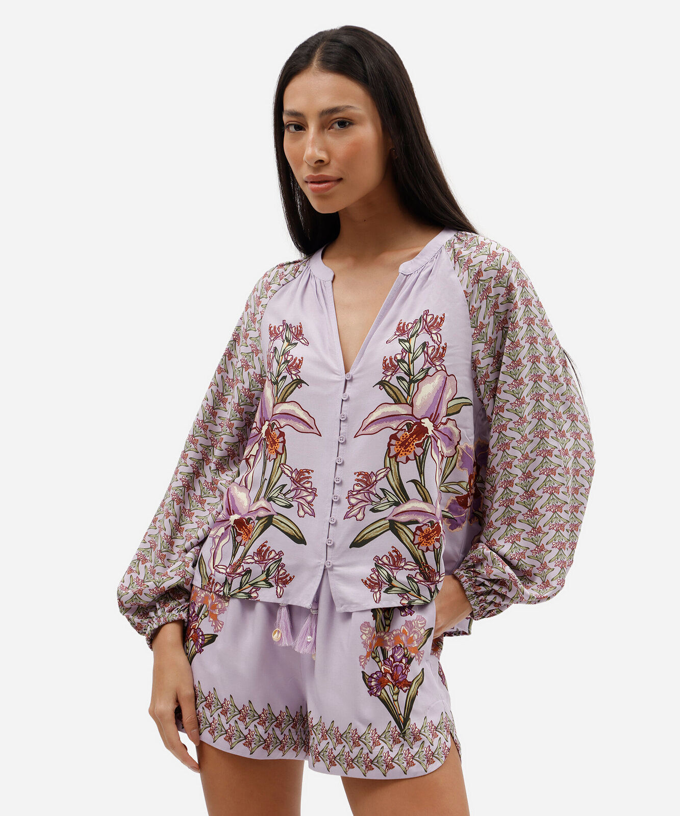 camisa feminina de viscose decote v manga bufante floral lilás