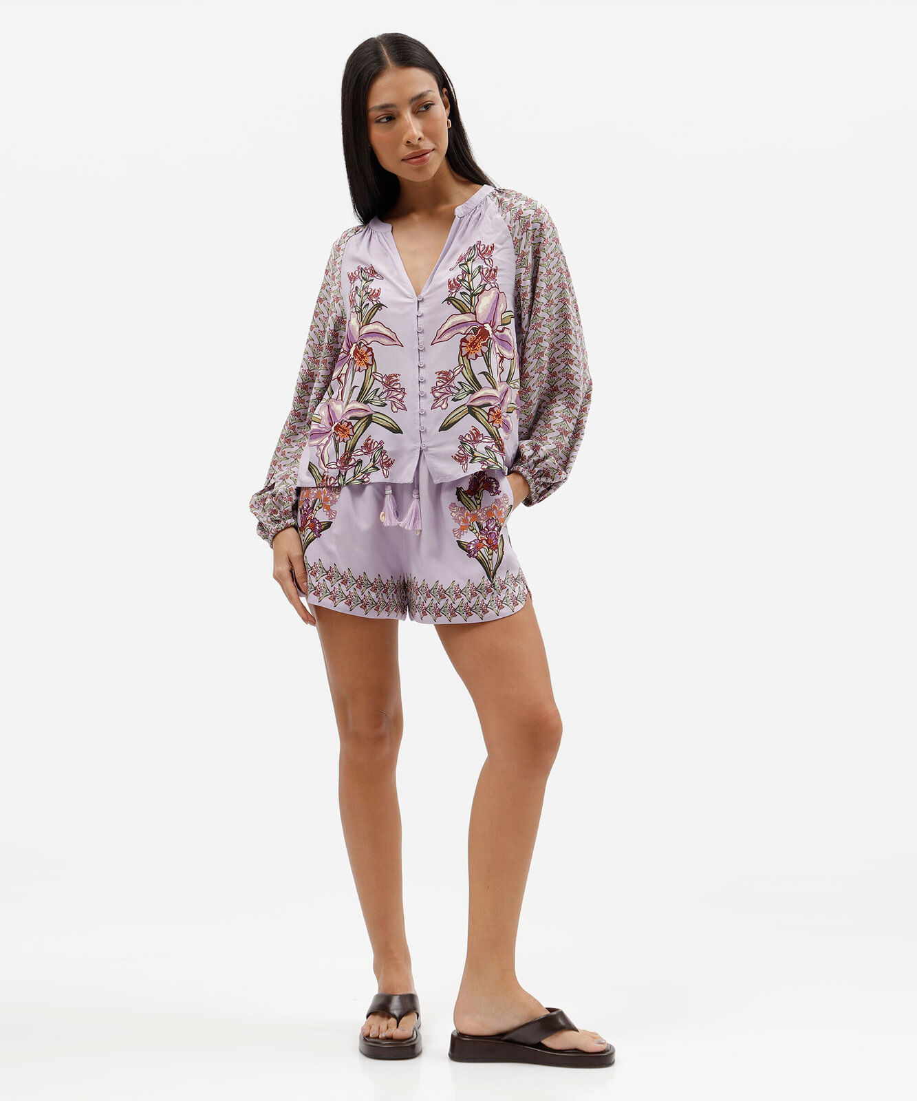 camisa feminina de viscose decote v manga bufante floral lilás