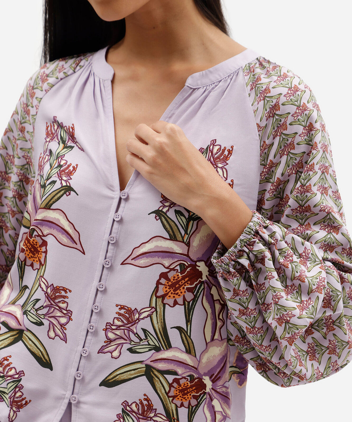 camisa feminina de viscose decote v manga bufante floral lilás