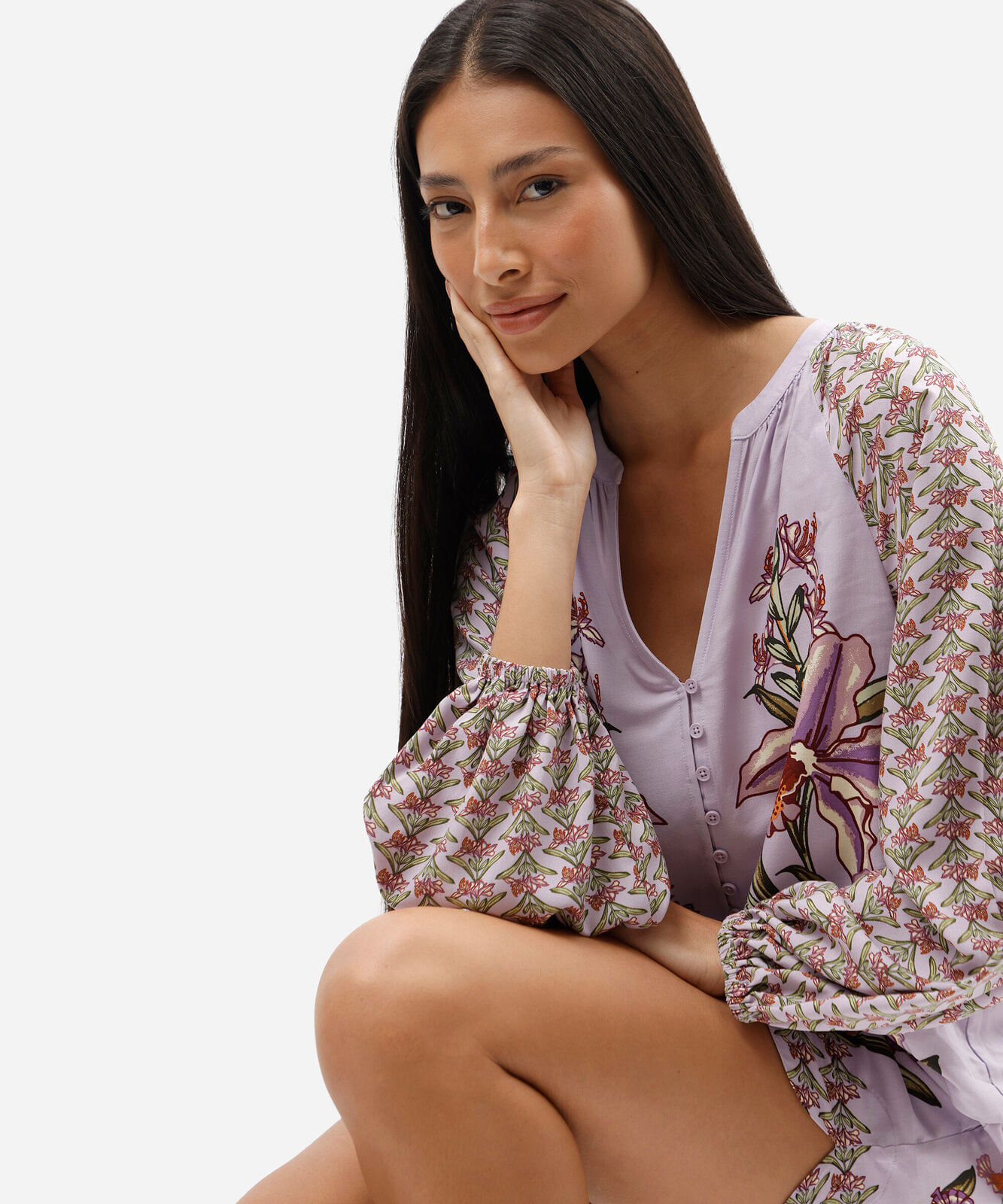 camisa feminina de viscose decote v manga bufante floral lilás
