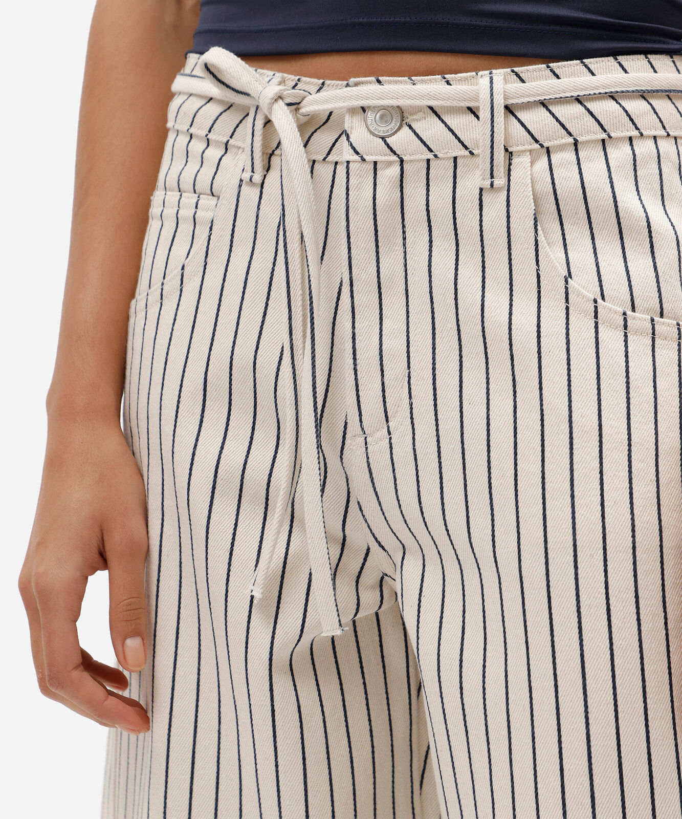 calça balloon cropped feminina de sarja com cordão cintura média listrada bege