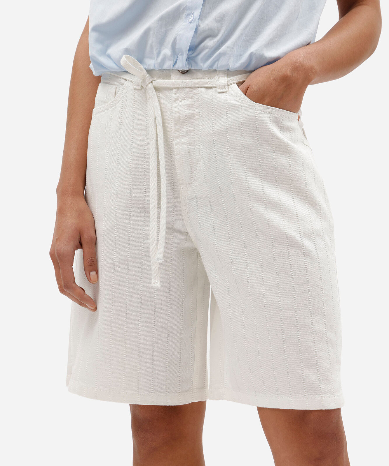 bermuda feminina de sarja com cordão cintura média off white