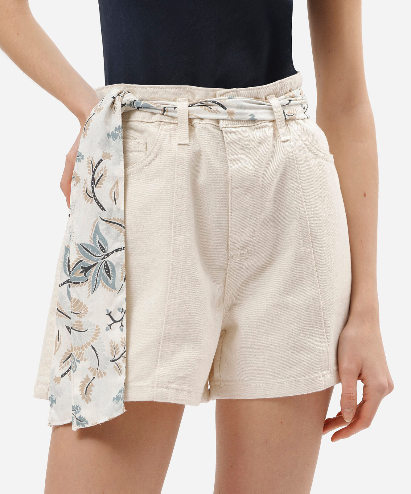 short feminino de sarja com recorte e lenço cintura alta bege
