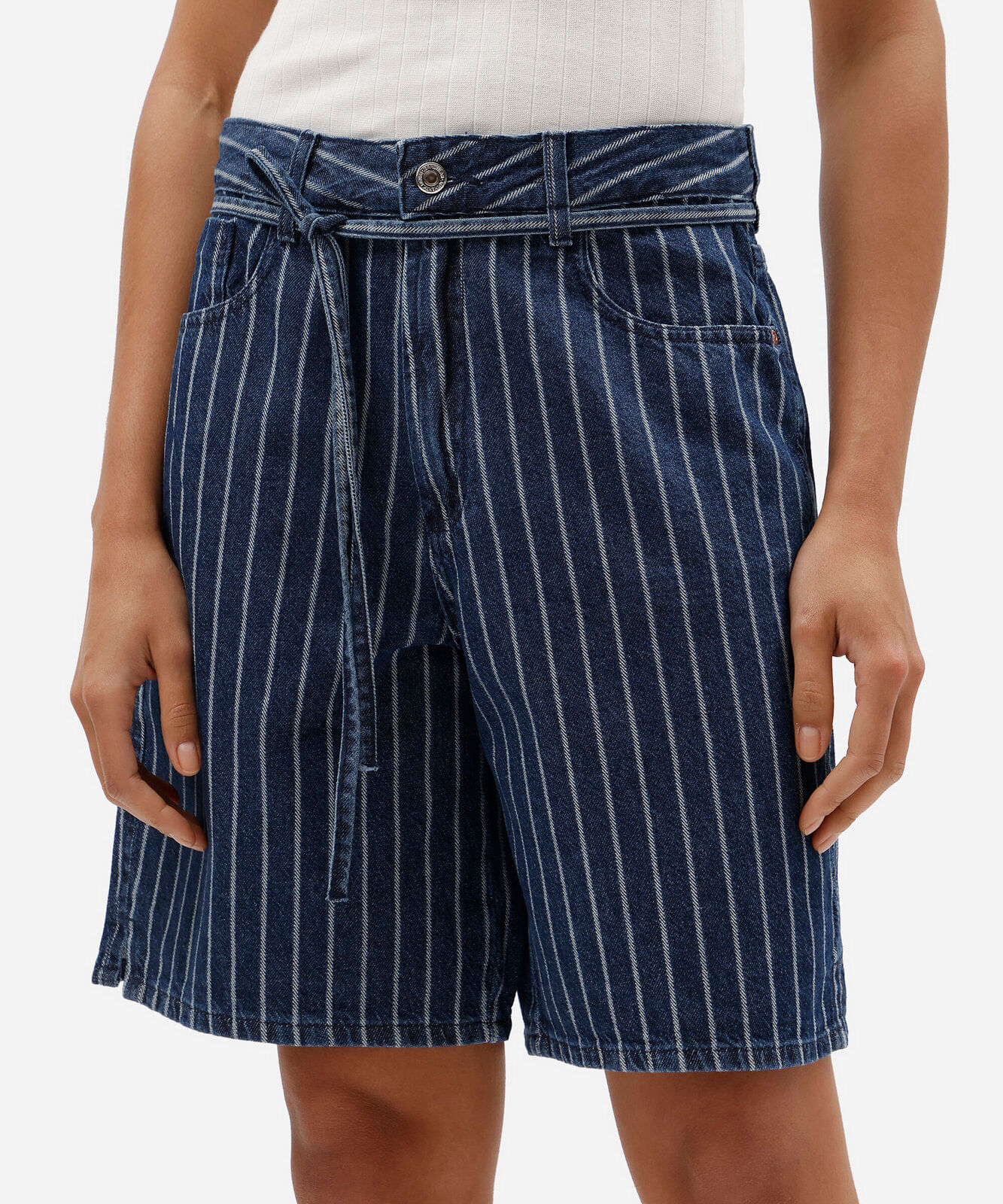 bermuda feminina jeans com cordão cintura média listrada azul