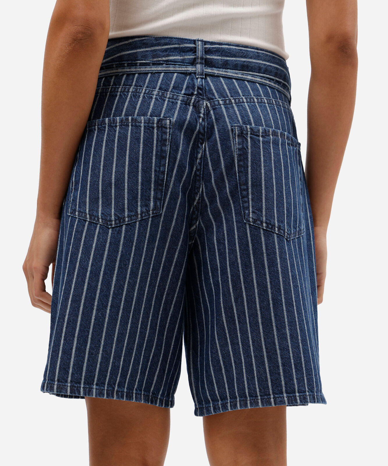 bermuda feminina jeans com cordão cintura média listrada azul