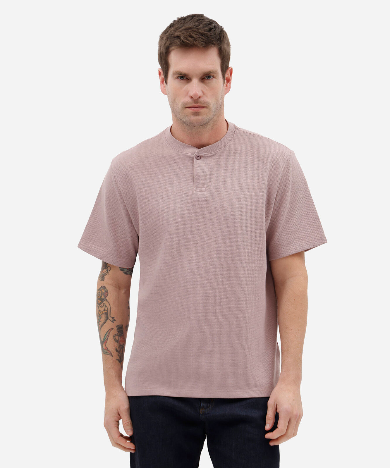 camiseta masculina com algodão manga gola henley texturizada lilás