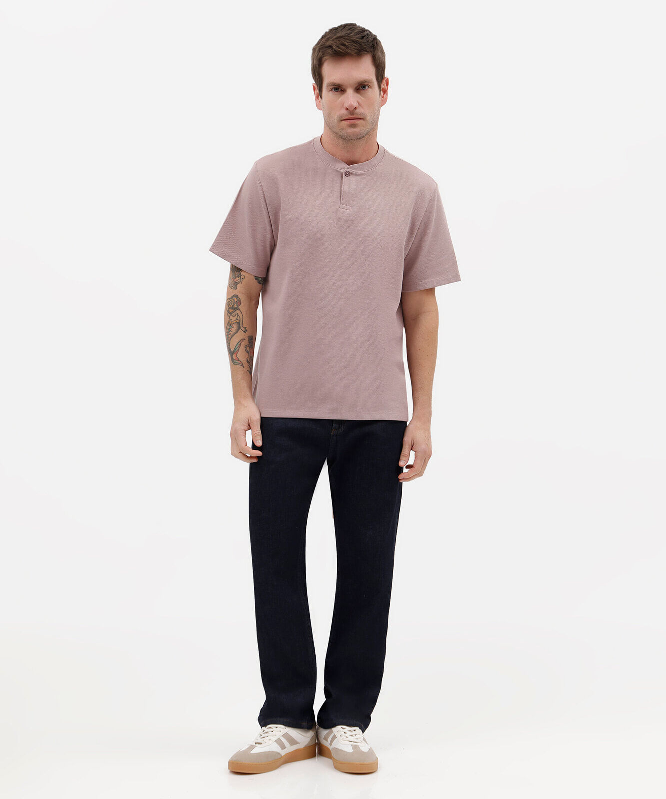 camiseta masculina com algodão manga gola henley texturizada lilás