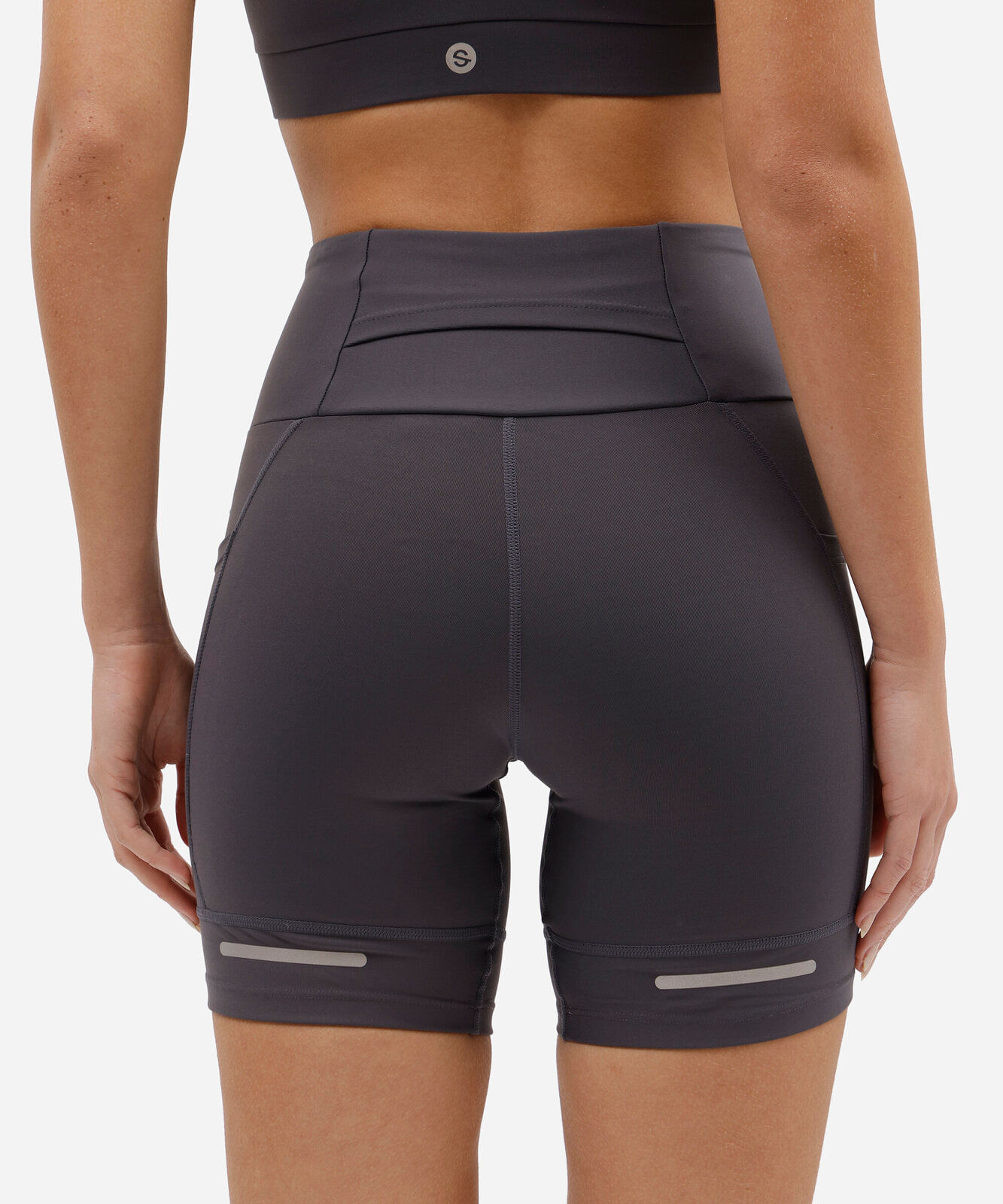 bermuda feminina esportiva com bolsos cinza