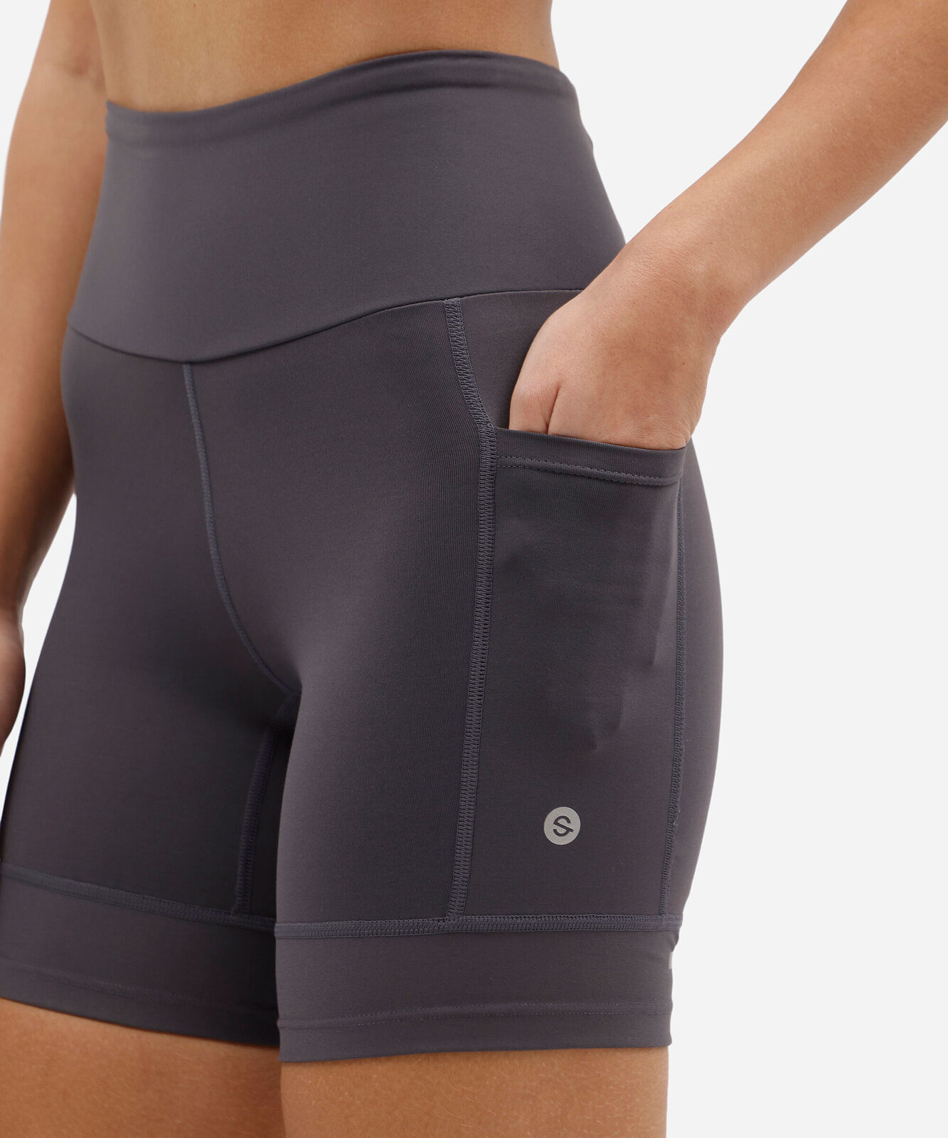 bermuda feminina esportiva com bolsos cinza
