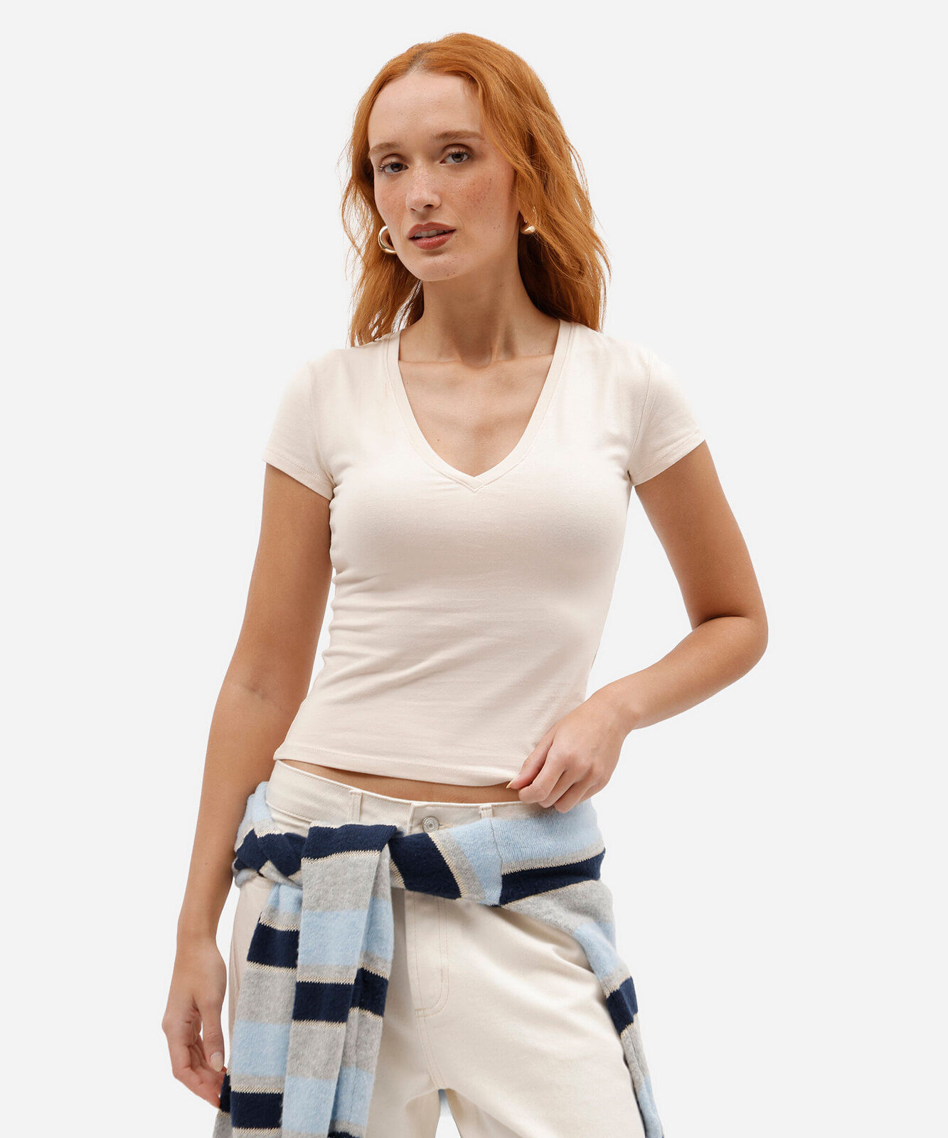 camiseta básica feminina de algodão com decote v bege