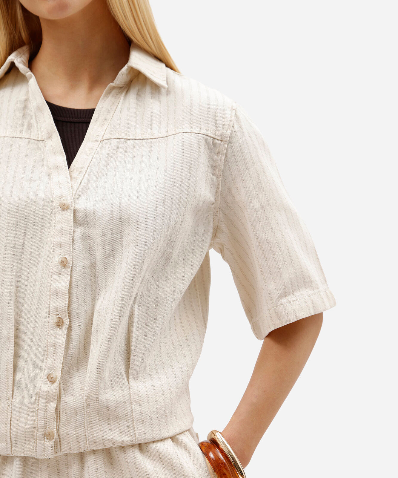 camisa feminina de sarja manga curta com pregas listrada bege