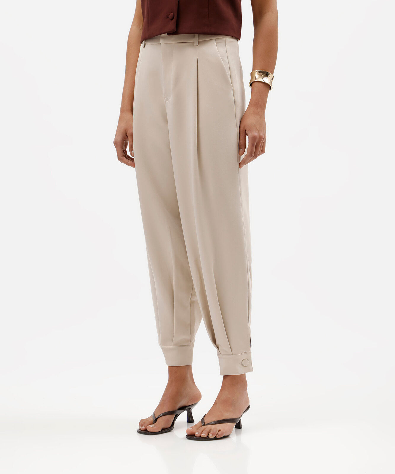 calça de alfaiataria aladim feminina com pregas bege