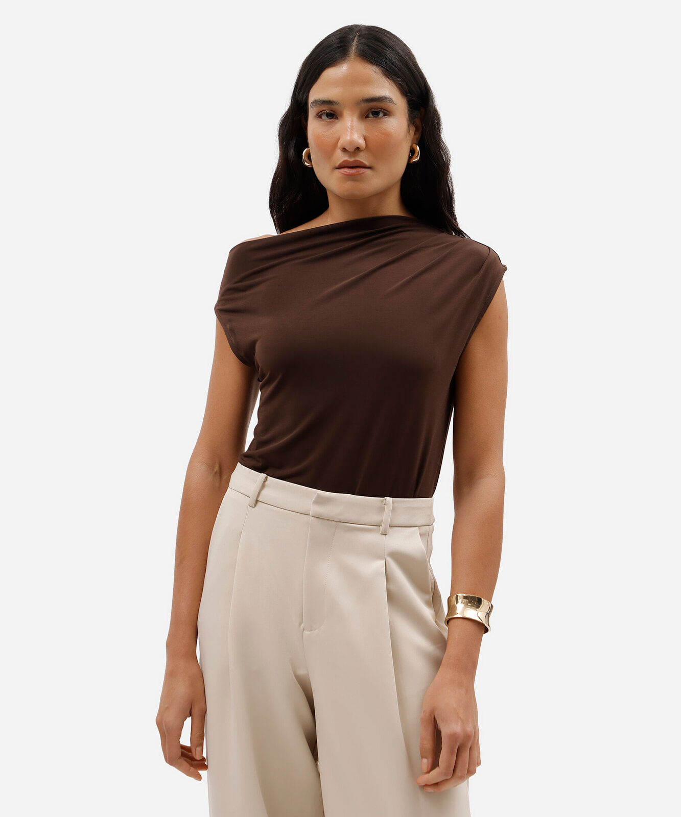 blusa feminina franzida assimétrica marrom