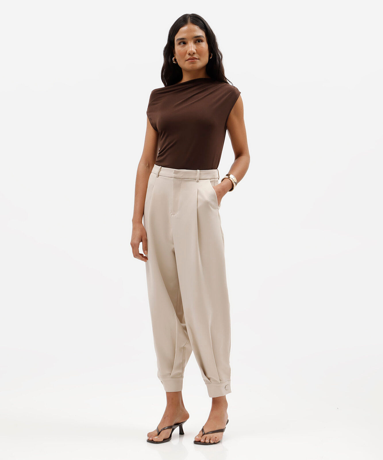 blusa feminina franzida assimétrica marrom