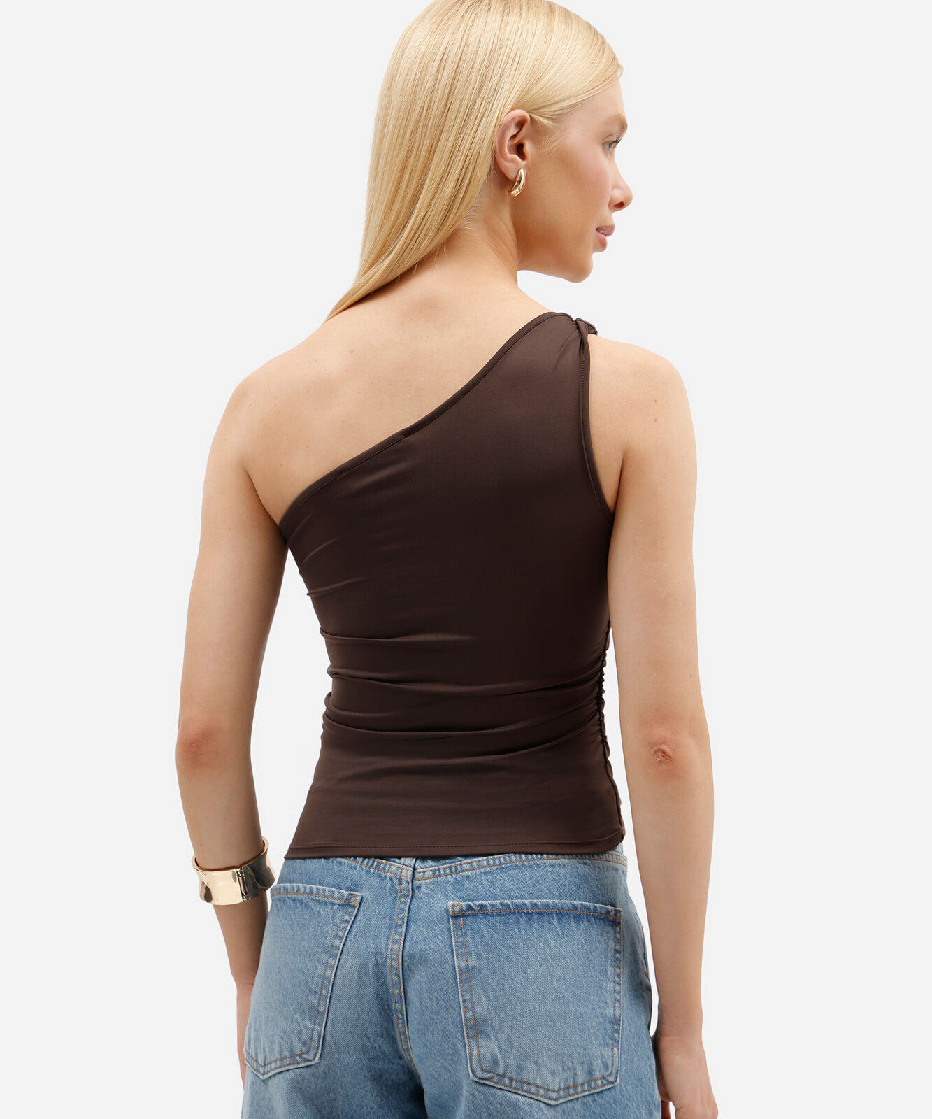 blusa ombro único feminina franzida com nó marrom