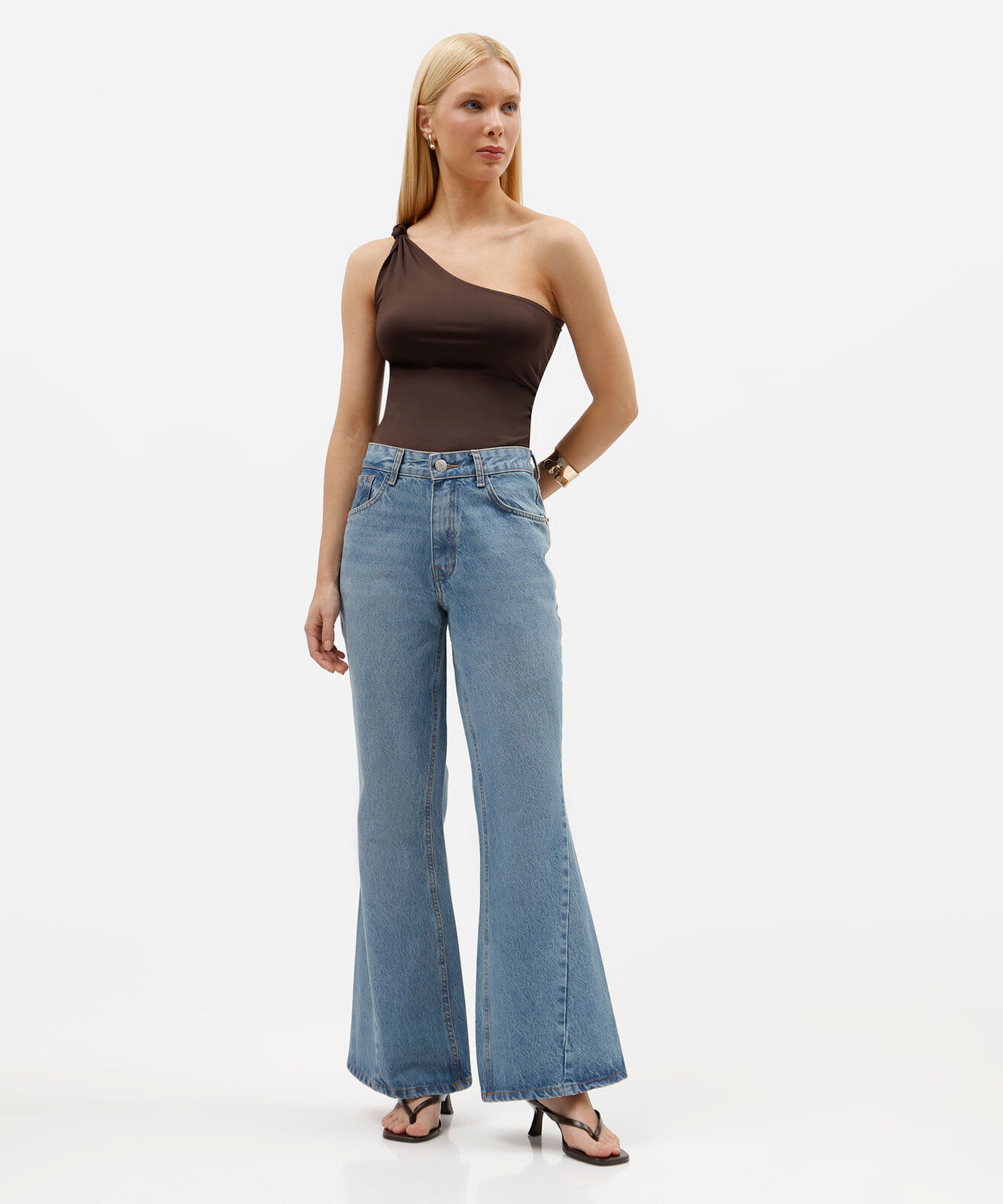 blusa ombro único feminina franzida com nó marrom