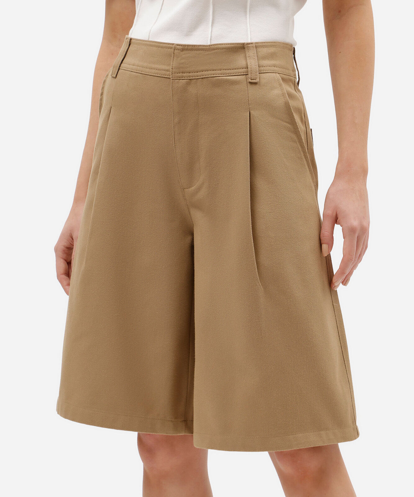 bermuda jorts feminina de sarja com pregas cintura média bege