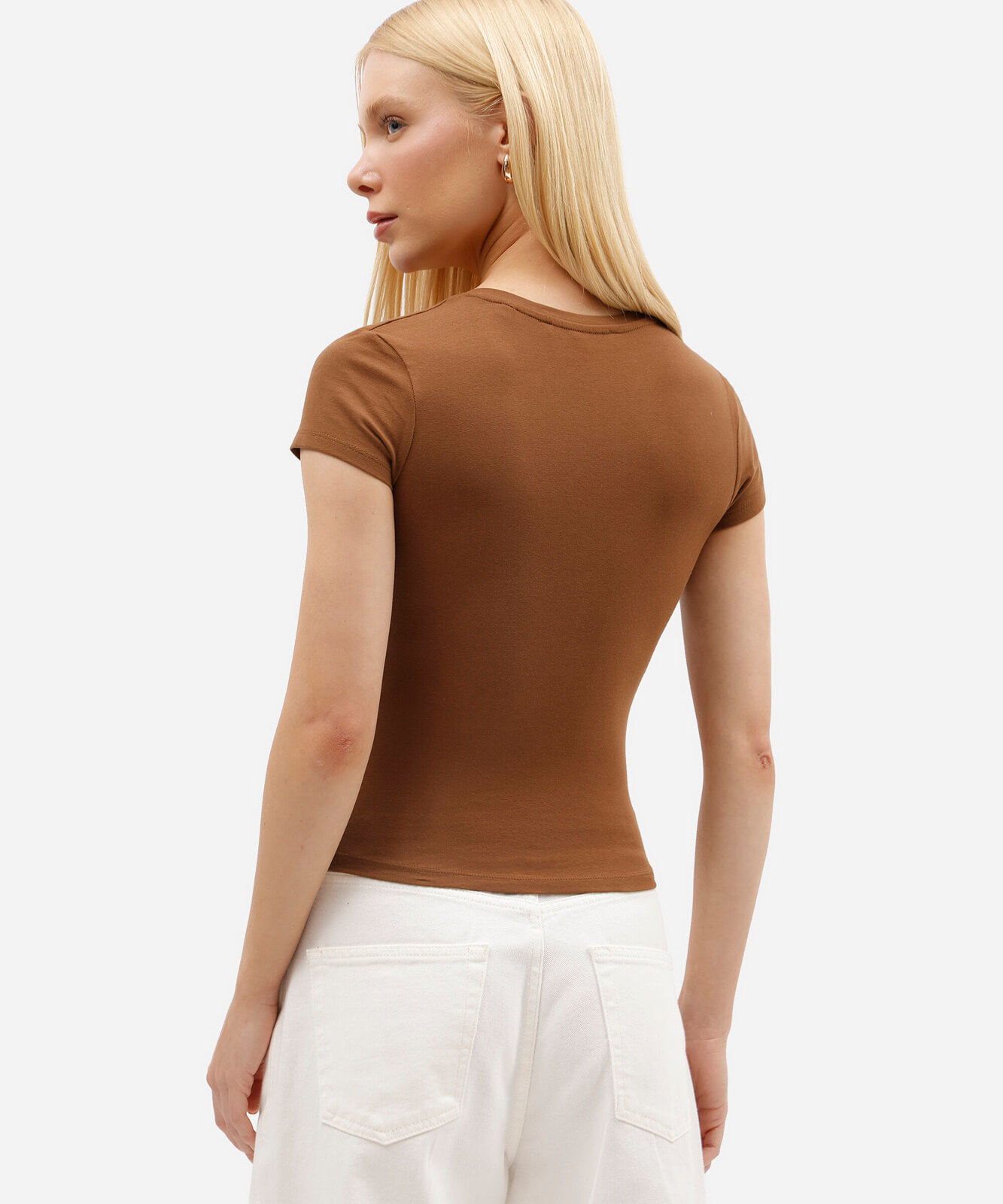 camiseta básica feminina de algodão com decote v marrom