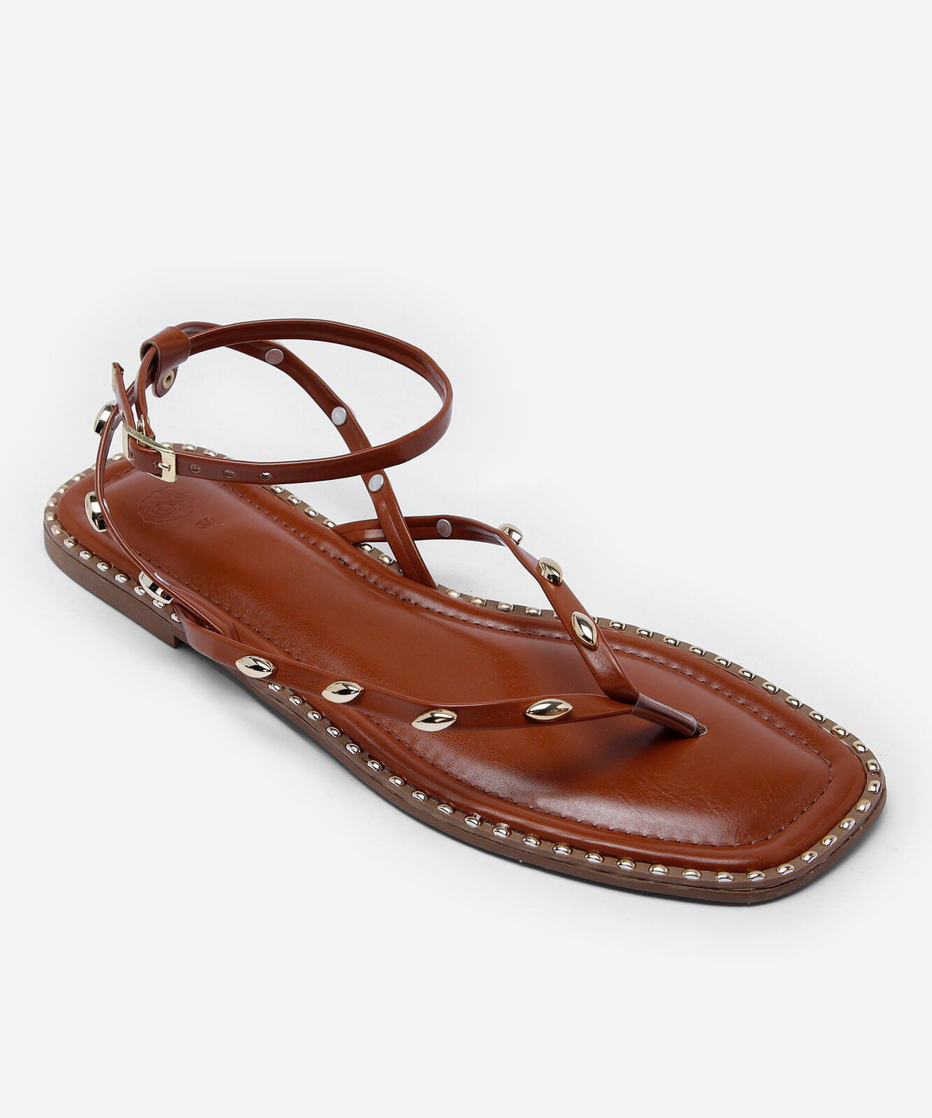rasteirinha flat com tiras finas e tachas marrom