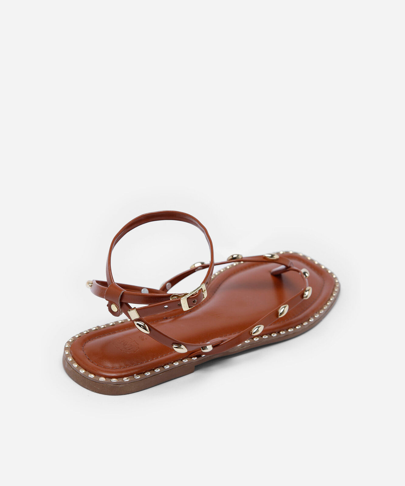 rasteirinha flat com tiras finas e tachas marrom