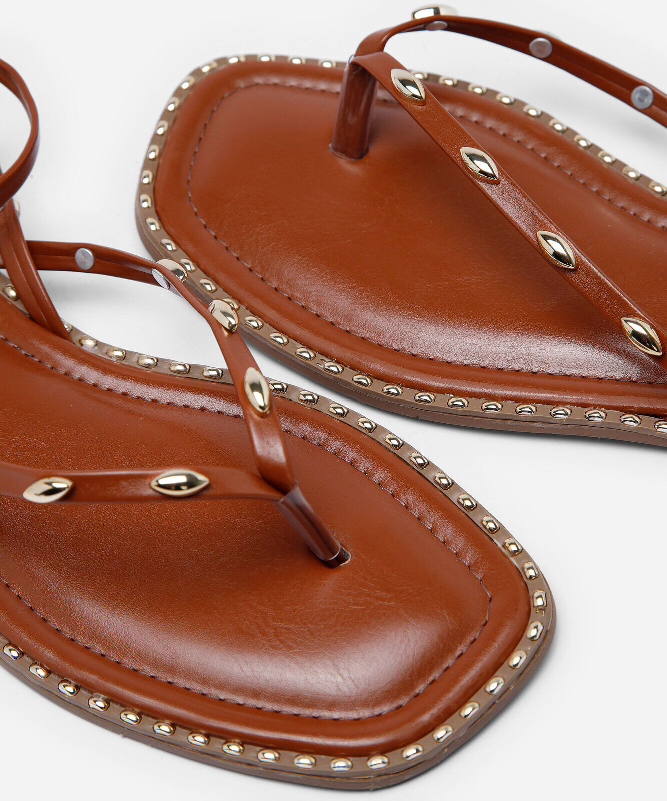rasteirinha flat com tiras finas e tachas marrom