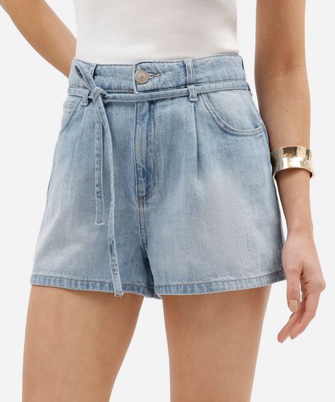 short jeans feminino cintura média com pregas e cinto azul