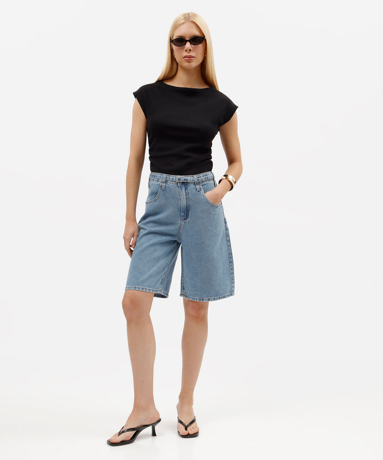 bermuda reta feminina jeans cintura média com cinto azul