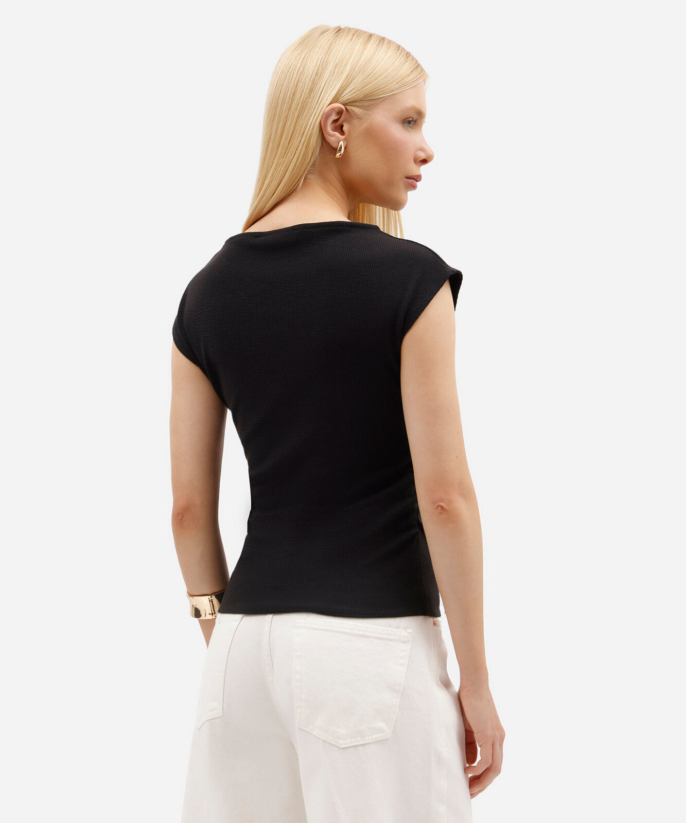 blusa feminina texturizada com pregas laterais preta