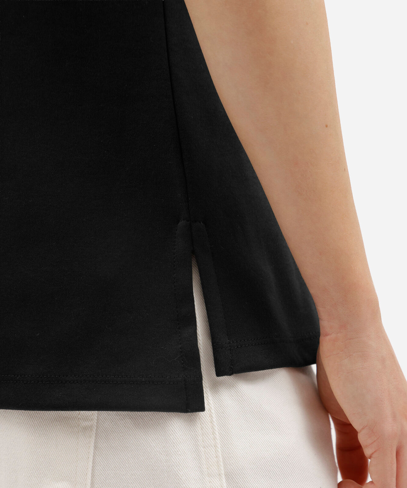 camiseta básica feminina de algodão peruano oversized com fendas  preta