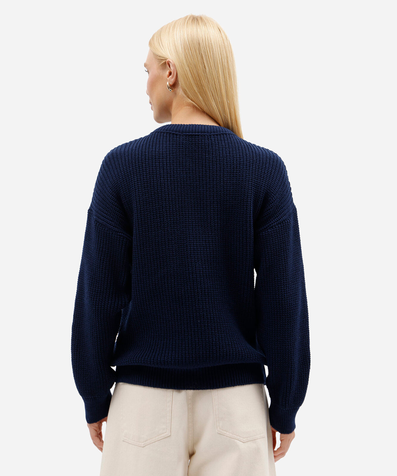 suéter feminino de tricot canelado com gola alta e botões azul