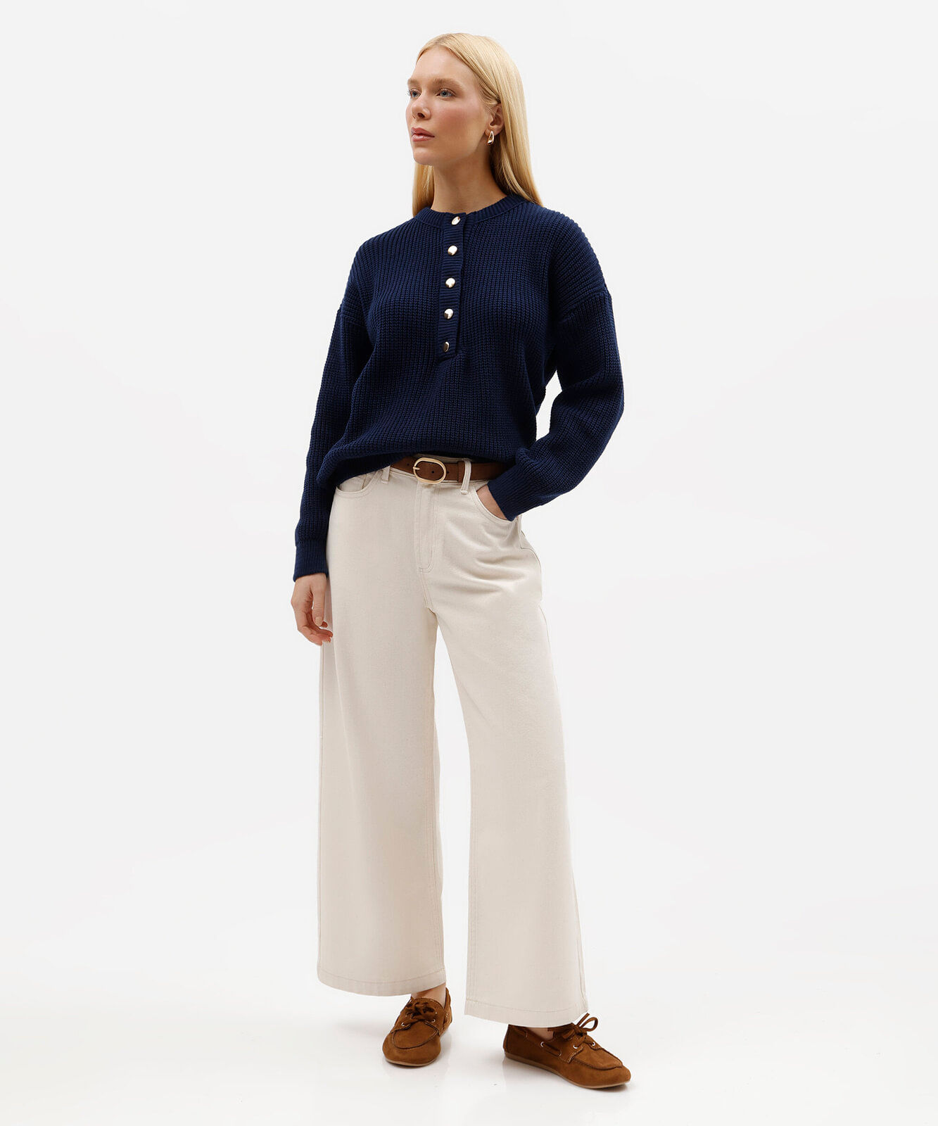 suéter feminino de tricot canelado com gola alta e botões azul