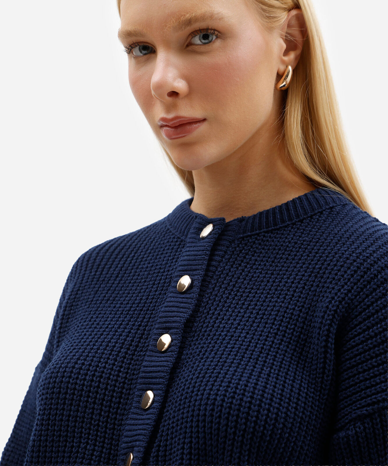 suéter feminino de tricot canelado com gola alta e botões azul