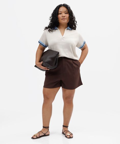 short de alfaiataria com pregas plus size marrom